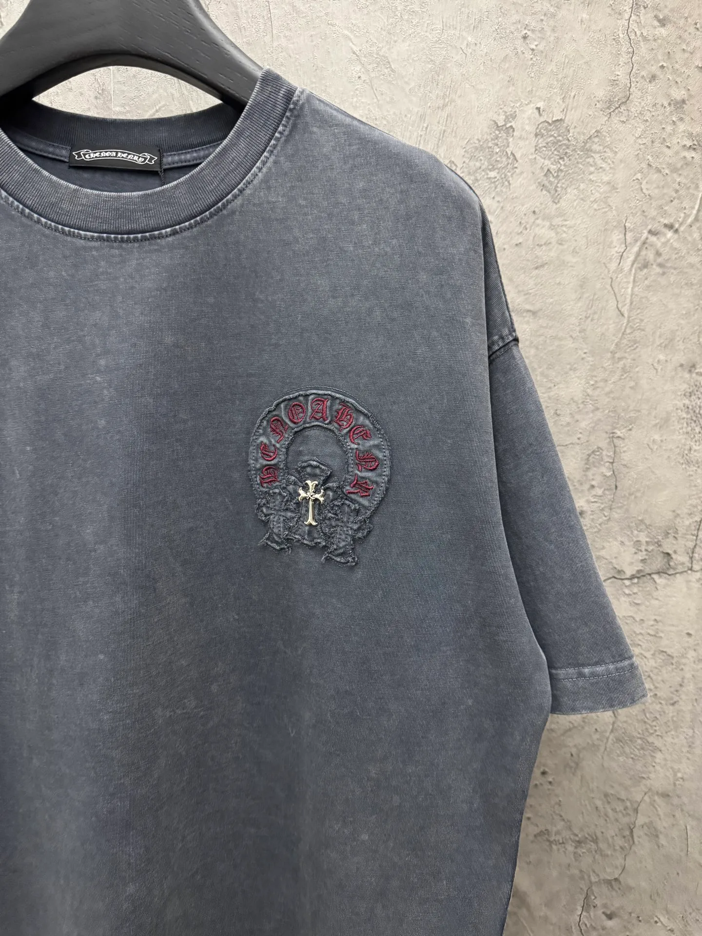 P240 top version, real shot without P, ​​different from market currency) 𝗖𝗵𝗿𝗼𝗺𝗲 𝗛𝗲𝗮𝗿𝘁𝘀/Croxin 2026 spring new original single counter American washed patch embroidered couple short sleeves 👑The highest version! Customized fabric 320 grams, washed and fried. Best-selling model at the counter. Very comfortable to wear. Accessories: Original molded and authenticated collar label➕100% silk wash label. Genuine purchase-grade original hangtag➕matching hanging rope➕3D hanging beads➕original packaging bag. Craftsmanship: The original version has consistent wiring! The highest version of the armhole matching technique! Color: Gray Black Size: S M L XL Style No.: 6601
